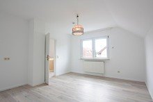 Zimmer 1 OG Freistehendes Einfamilienhaus auf sonnigem Grundst�ck mit Garage- frisch renoviert