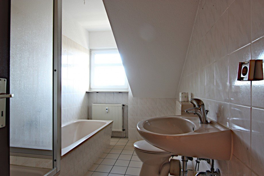 Bad mit Fenster Dachgeschosswohnung Gro�-Zimmern